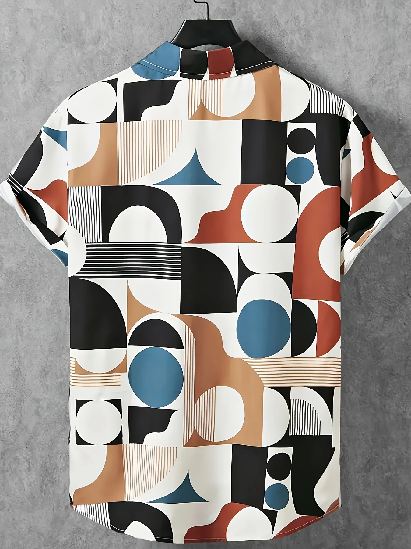 يتميز القميص الرجالي الجديد بأكمام قصيرة لصيف 2025 بطباعة كاجوال عصرية ومريحة وناعمة ثلاثية الأبعاد