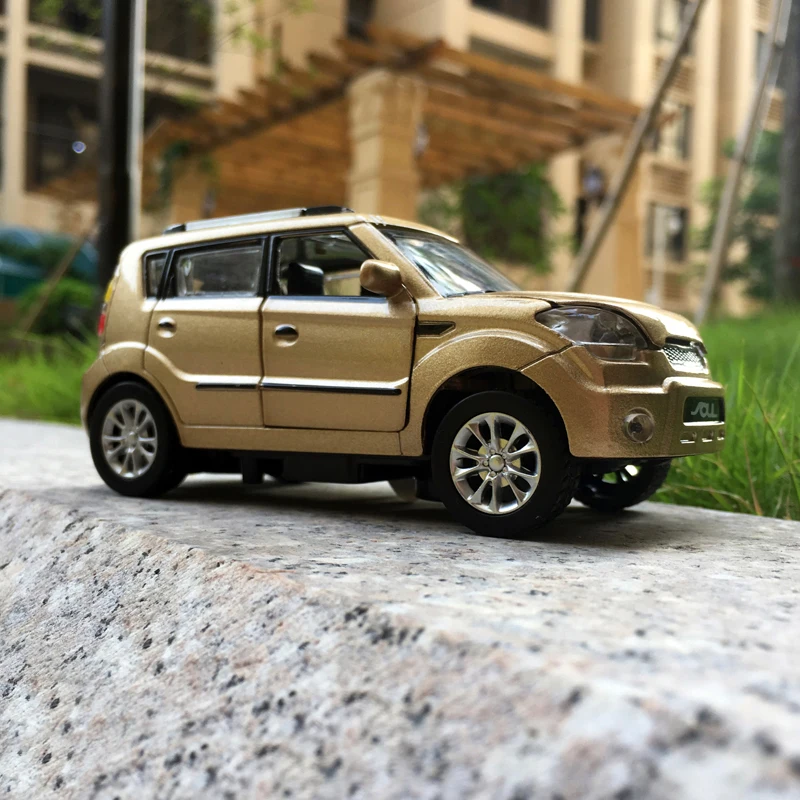 1:32 KIA SOUL Model mobil logam paduan, mobil mainan diecast & Kendaraan logam tarik ke belakang simulasi suara koleksi lampu hadiah mainan anak