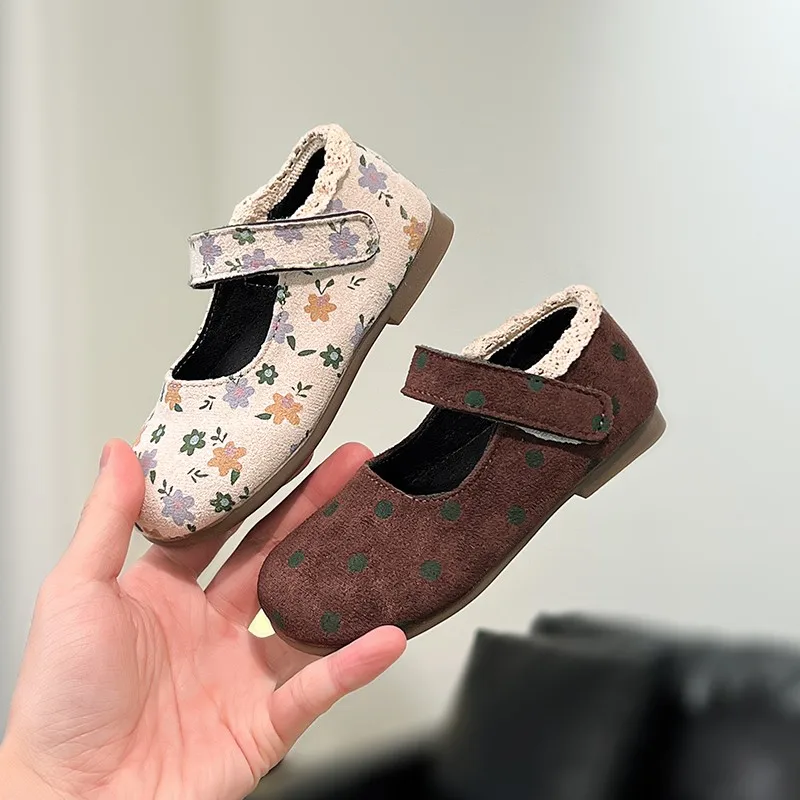 

Детские кожаные туфли для девочек, модные туфли без каблука в корейском стиле, с мягкой подошвой, новинка 2026 года, детские туфли-принцессы на шнуровке