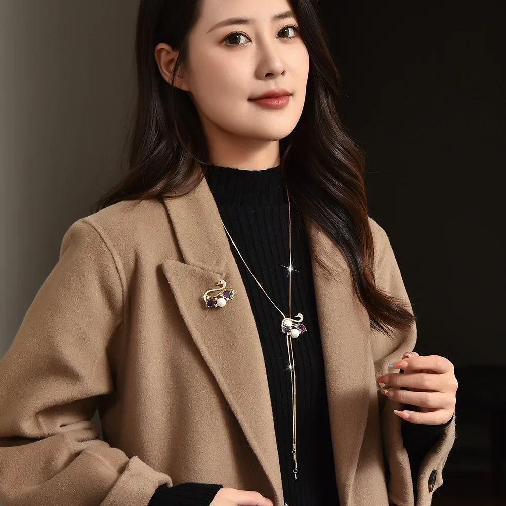 يحدد القلادة الطويلة على شكل بجعة ملونة للخريف والشتاء إحساسًا بالفخامة. سلسلة سترة البجعة أنيقة ومتعددة الاستخدامات