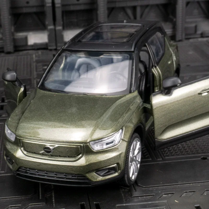 

1:32 Volvo XC40 сплав седан модель автомобиля коллекция украшений, двери можно открыть, детская регенерирующая звуковая и световая игрушечная машина