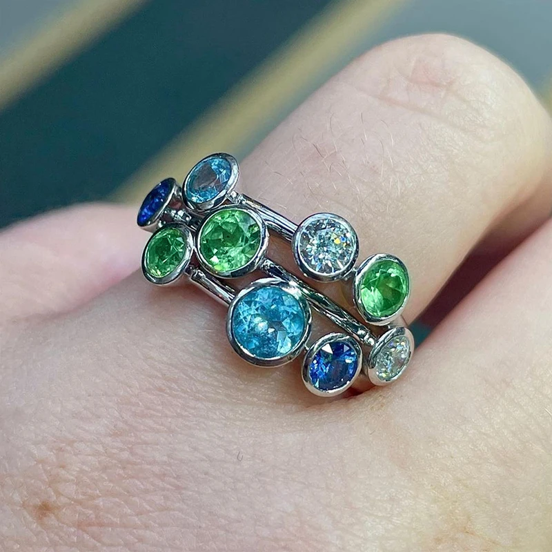Huitan Einzigartige bunte Eheringe mit kubischem Zirkonia für Frauen, 3-lagiges Design, blau/grün/weiß, CZ, speziell interessanter Damenschmuck
