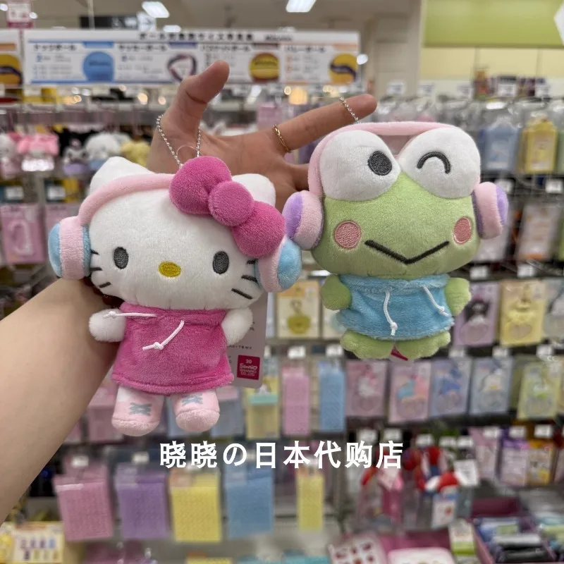 August Sanrio Japón usando auriculares muñeca Kitty Melody Keroppi Pochacco llavero dibujos animados Kawaii Anime juguetes de peluche para niña regalo