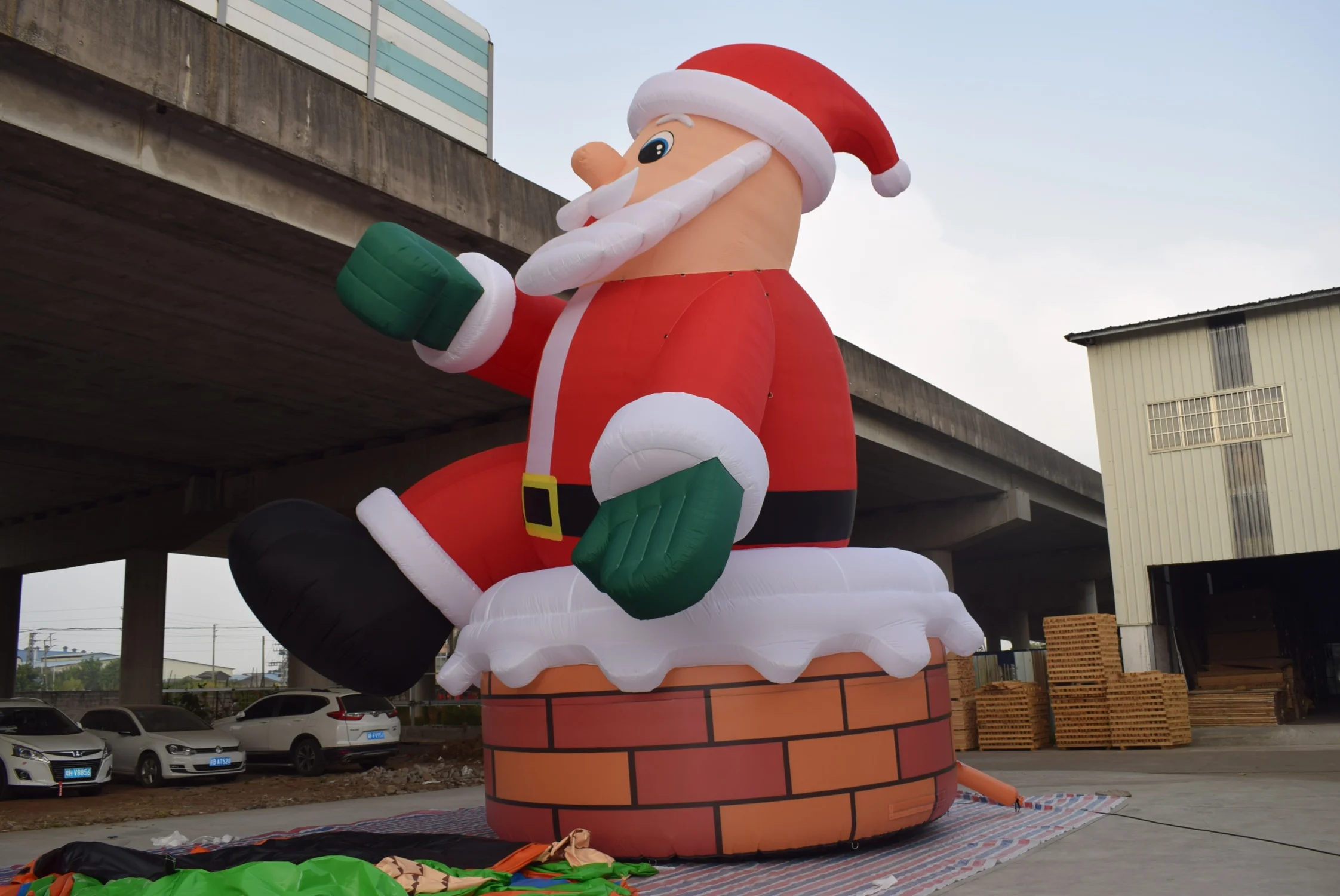 Inflatable Santa Claus Holiday Mascot Surprise Advertising Inflatable Christmas Mall Display