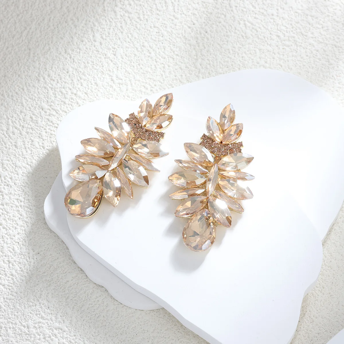 Niche new in high-end women\'s earrings super sparkling drop shaped earrings for women alloy rhinestone flower gorls jewellery