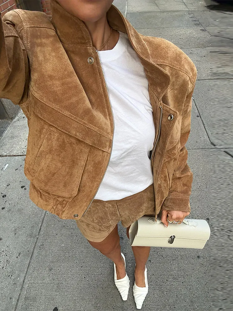 Damski Zestaw Jesienny 2025: Zamszowe Szorty, Kurtka z Długim Rękawem, Kieszeniami na Zamek, Szerokie Nogawki, Modny Brązowy Komplet Dwuczęściowy