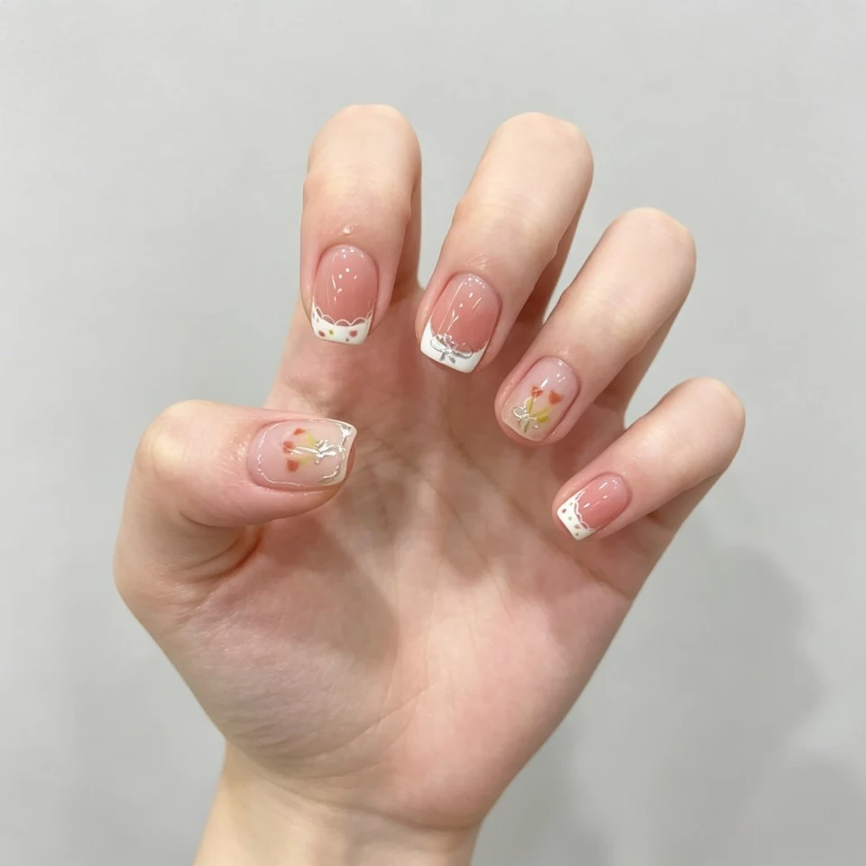 24pcs uñas postizas cortas cuadradas, dulces, francesas blancas con glitter, estrellas, rhinestones, ojo de gato y moño 4