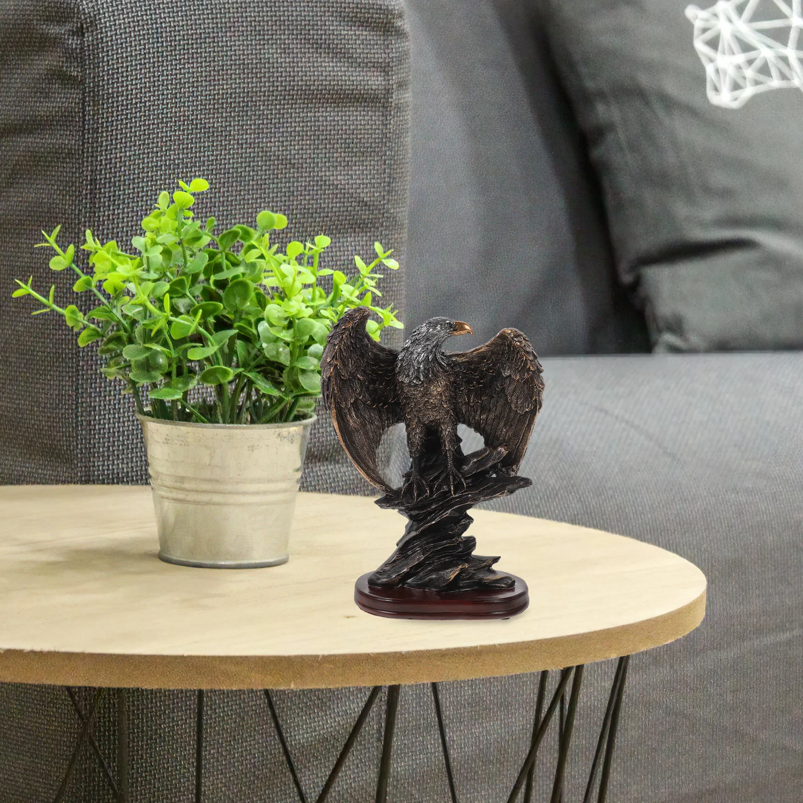 

Resin Eagle Statue Exquisite Garden Yard Decoration Indoor Outdoor Bird Craft Desktop Adornment Artistic Animal Sculpture