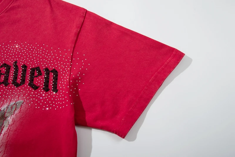 Sommerliches Vintage-T-Shirt für Herren mit roter Waschung und Grafik: Himmel, Wolken, Engel, Cherub, Strass – Lässiges Baumwoll-T-Shirt mit entspannter Passform – Detail 12