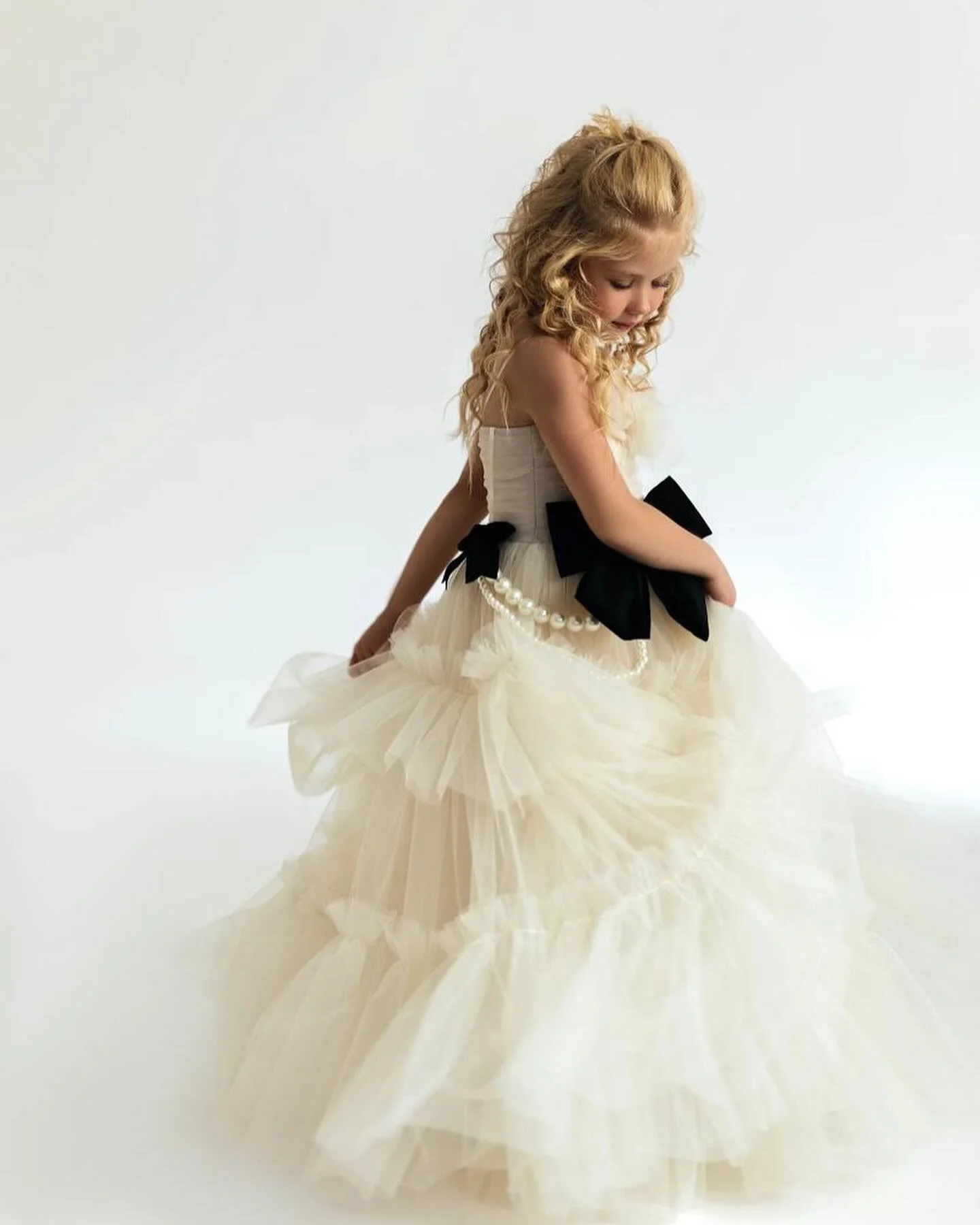 

Flower Girl Dress For Wedding Ivory Tulle Puffy Pearls Beading With Bow Princess Kids Birthday Party First Communion Ball Gowns