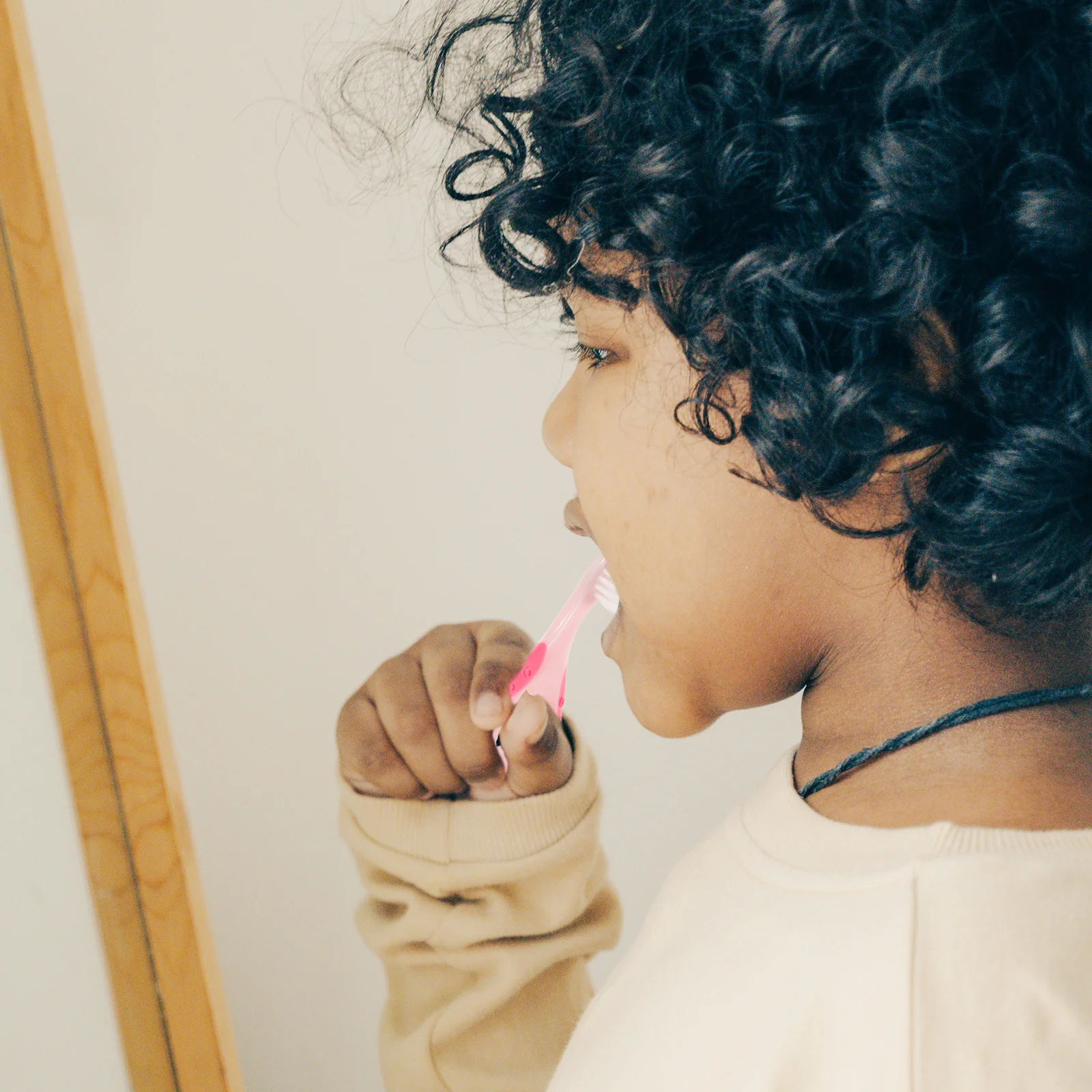 

2 шт. детская зубная щетка для малышей, пластиковая ручная щетка для ухода за полостью рта, удобная, для повседневного использования, для путешествий, мягкая щетина, безопасная