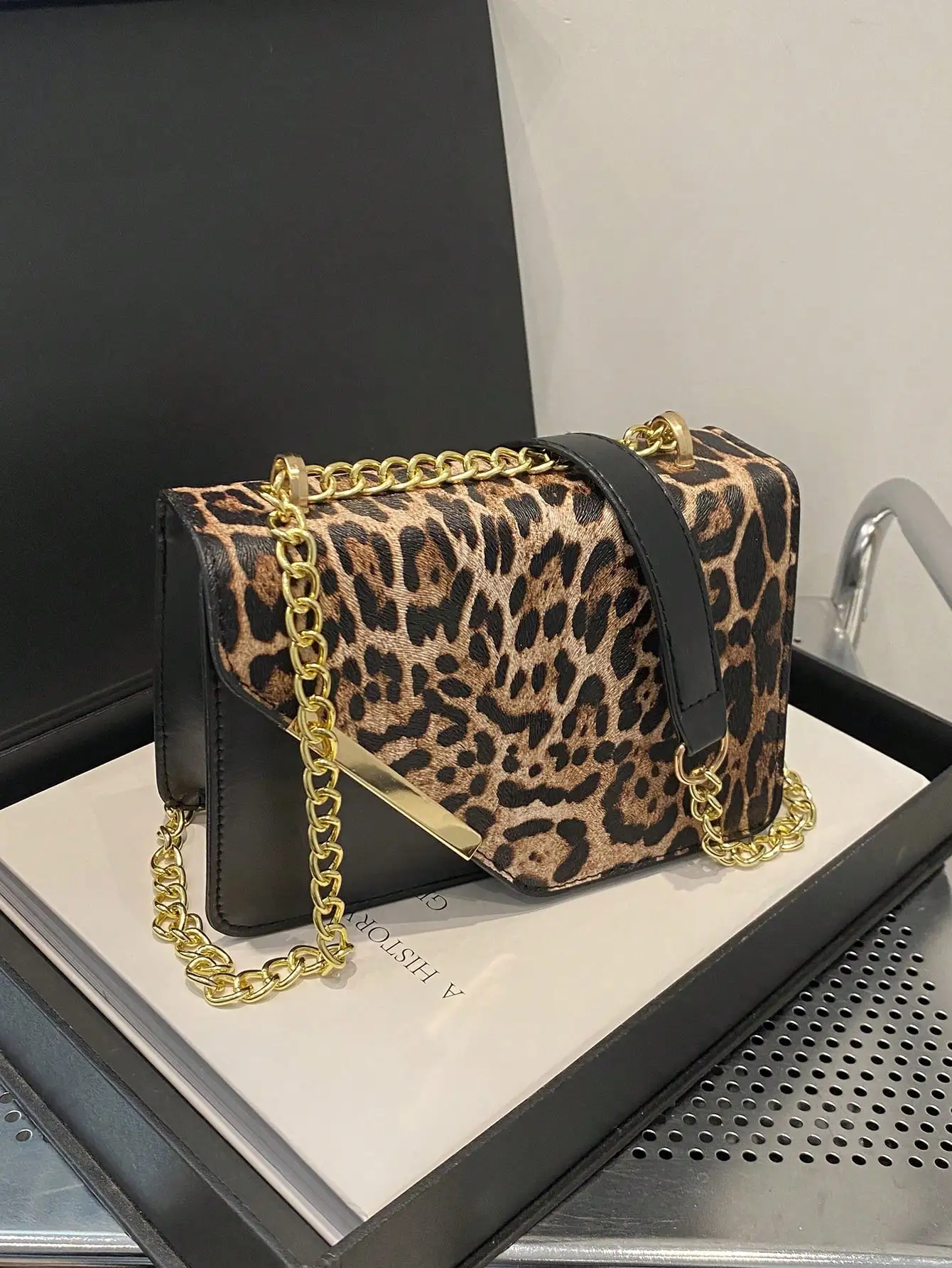 

Сумка через плечо с леопардовым принтом и золотистой цепочкой, прямоугольная модель с клапаном для женщин