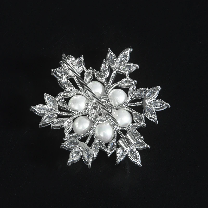 YYSuniee Imitation Pearl Snowflower Brooches for Women Winter Festivel Brooch Fashion Prom Jewelry Accessories Christmas Gift