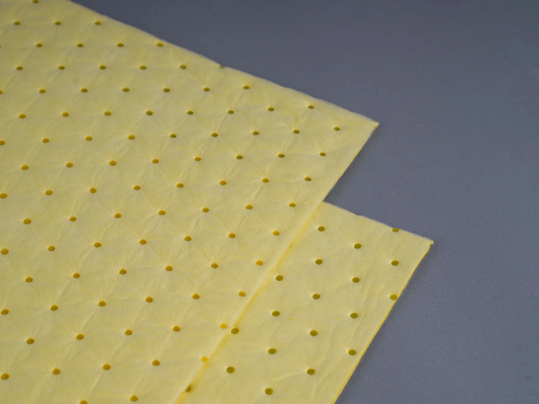 40x50 سنتيمتر PP منصات حصيرة ماصة للمواد الكيميائية للأحماض الماصة والقواعد والمواد المسبقة للتآكل والانسكابات الكيميائية الخطرة