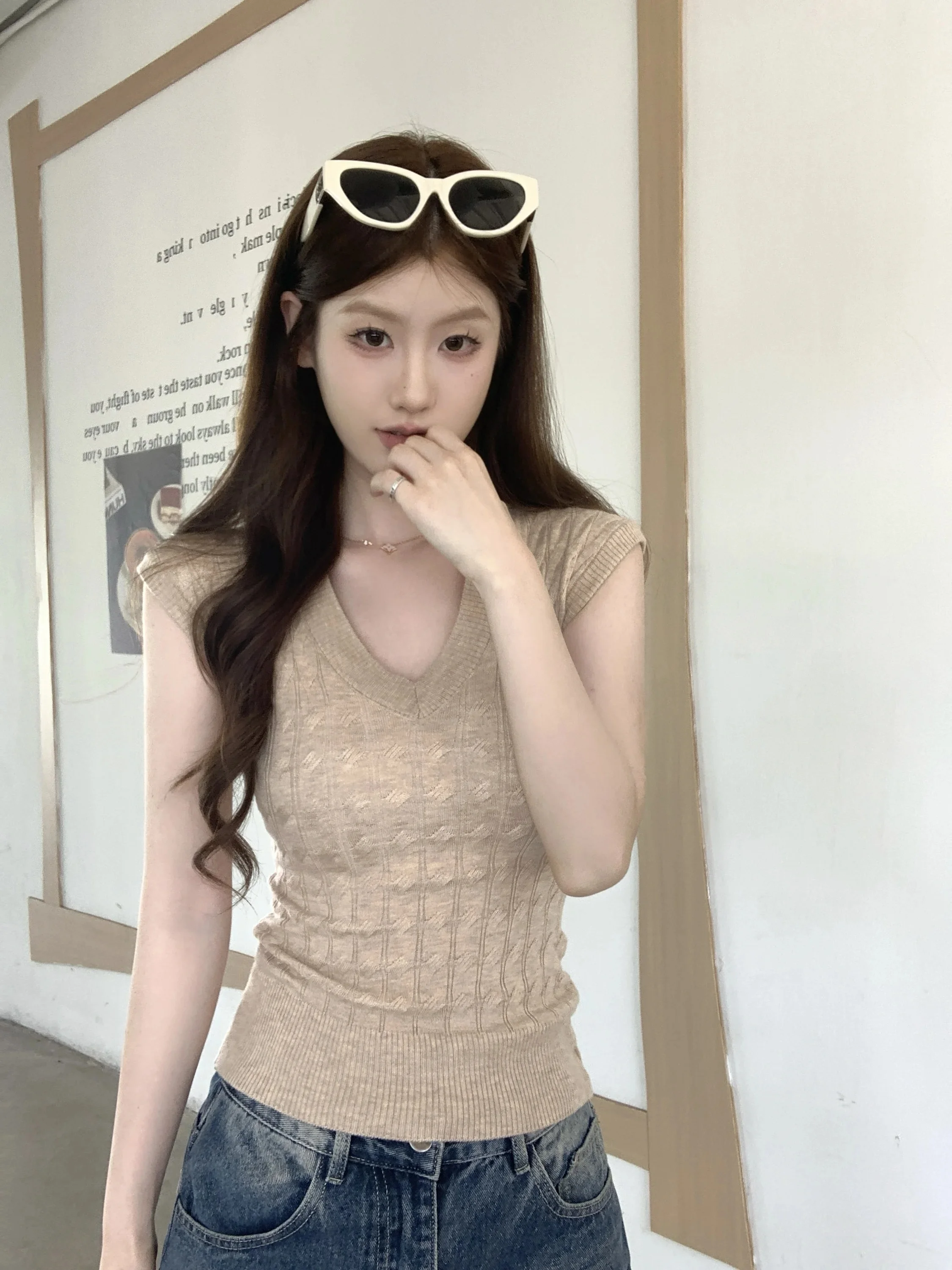 Slim Fit V-Neck Knitted Top Women's Summer Short Sleeve T-Shirt Korean Style Tea Milk Snack Color Twist Waist Shaping Fashion