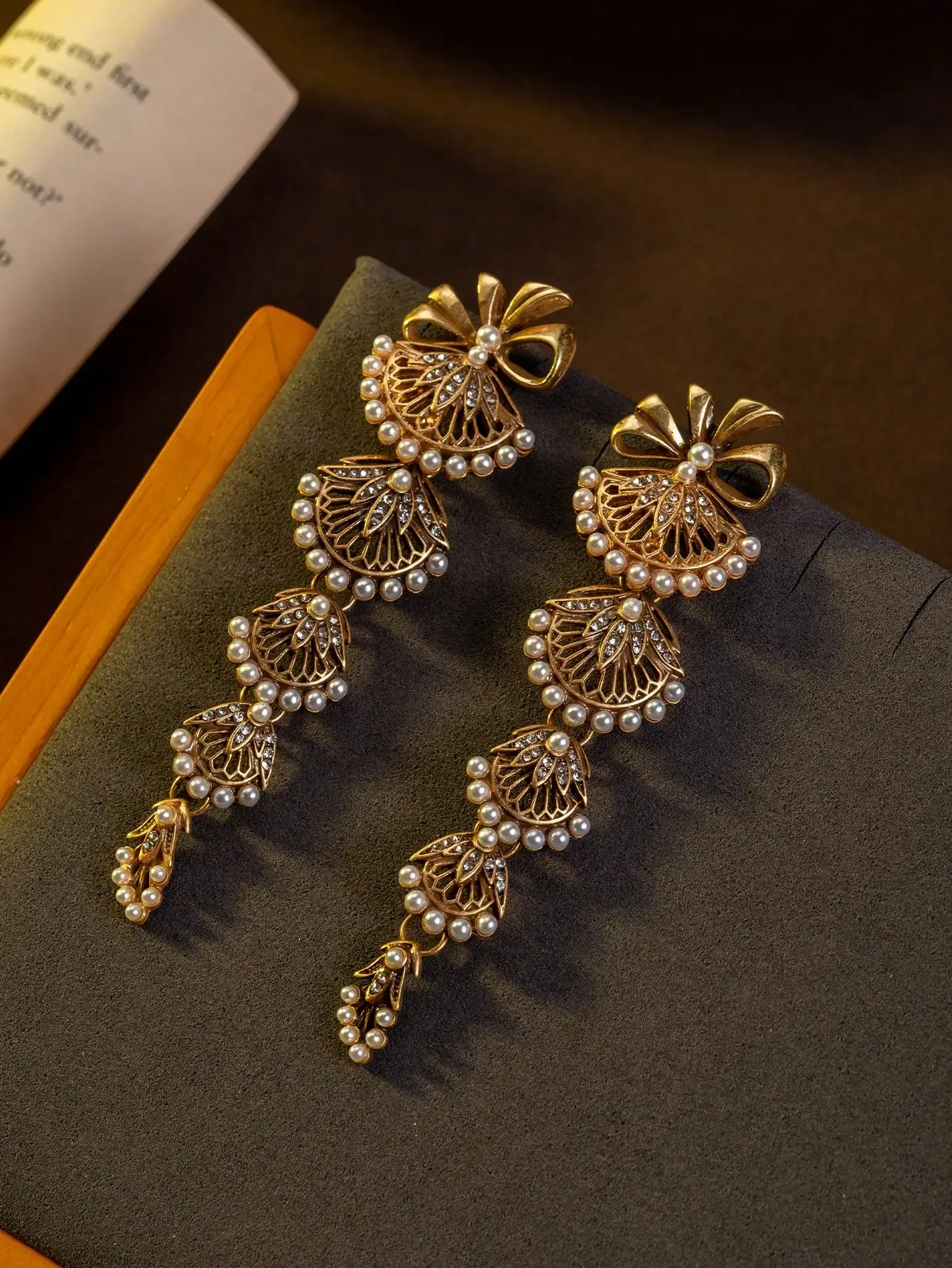 

Vintage Court Style Exaggerated Fan-Shaped Long Faux Pearl Earrings WithCrystal Inlaid, Retro Distressed Bohemian Style Earrings