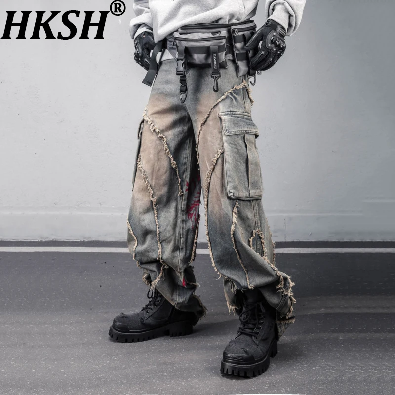 

Мужские джинсы HKSH весна-осень, новинка, с принтом «Пустошь», рваные края, деструктивный дизайн, потертые карманы, стиль сафари, модель HK18383