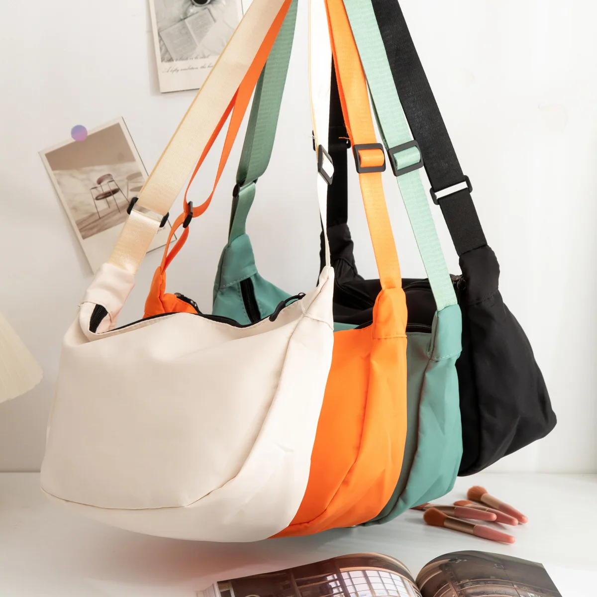 

2025 Новая нишевая дизайнерская сумка через плечо, минималистичная легкая сумка через плечо в корейском стиле, женские сумки, уличная сумка для телефона с ключами