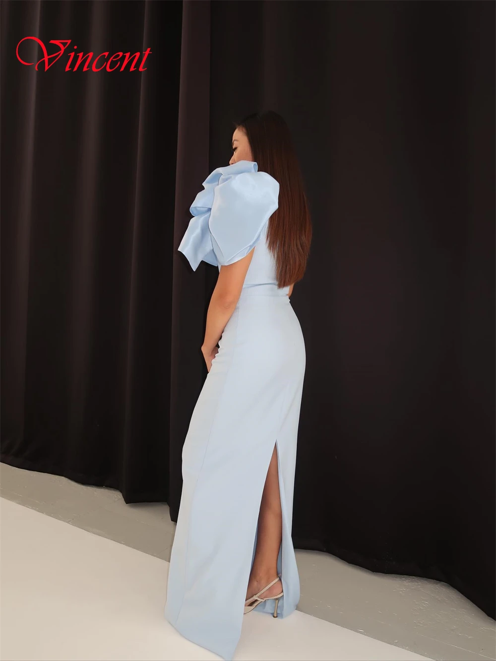 Изящное синее атласное вечернее платье по индивидуальному заказу, простые платья для выпускного вечера с бантом на одно плечо, классическое прямое вечернее платье без рукавов