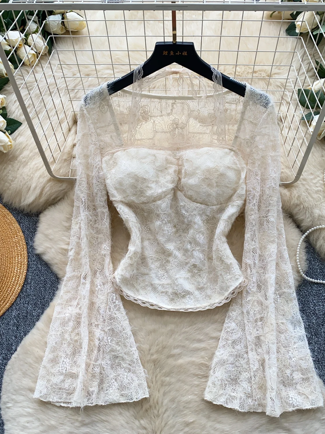 Elegant White Lace Long Sleeve V-Neck Slim Fit Top Beautiful French Style T-Shirt for Women Autumn Versatile Casual Wear