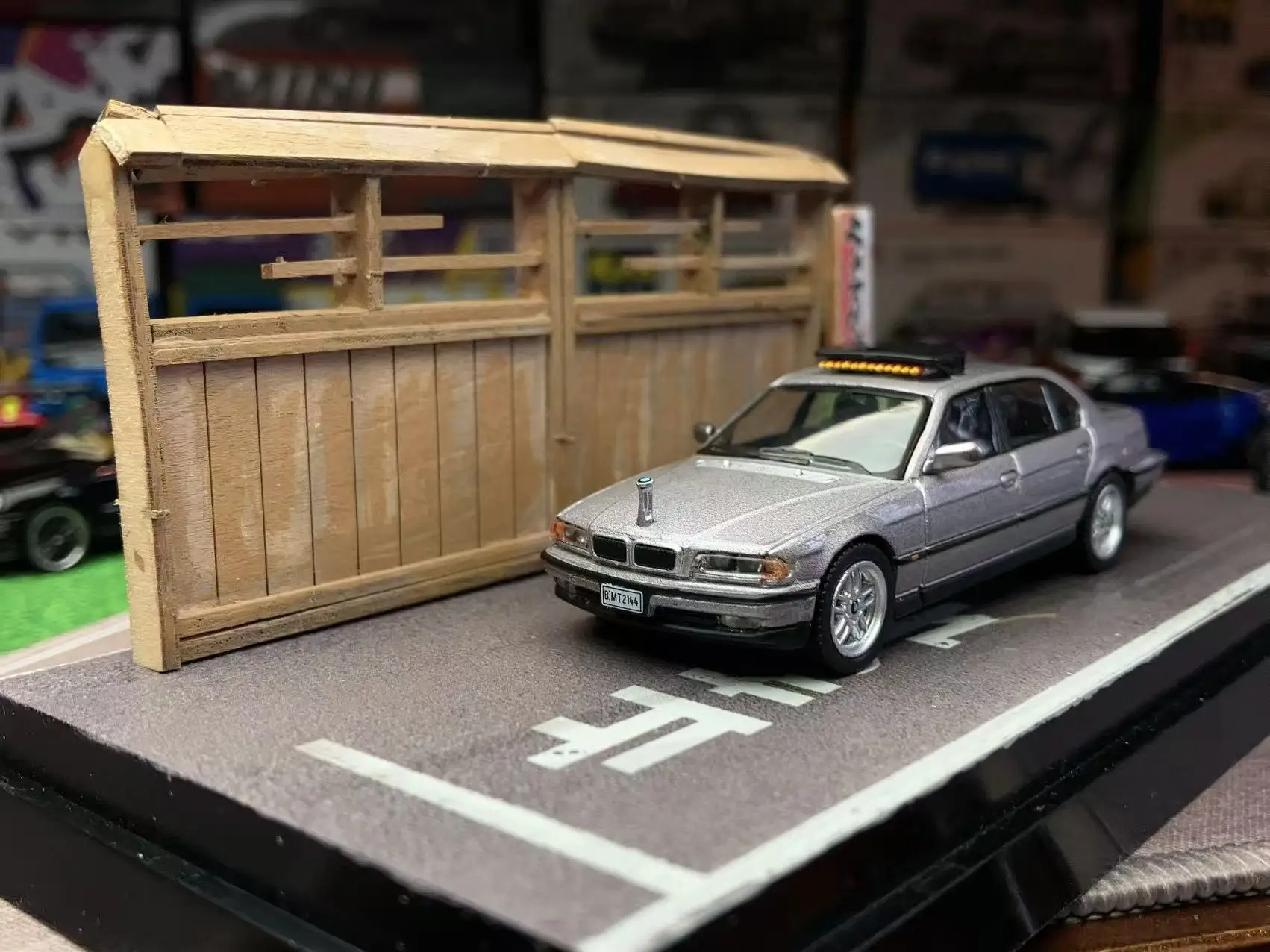 

MINI GT 902 750IL 007 " Tomorrow Never Dies " DIECAST CAR NEW 1/64 Diecast Model Car