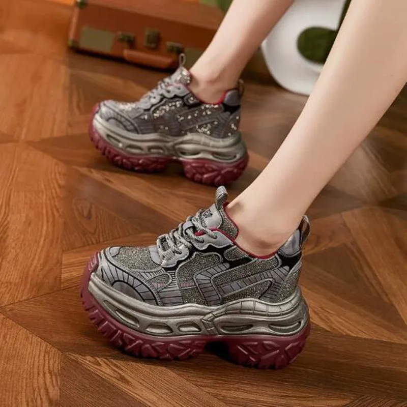 

Женские кроссовки на платформе из синтетической микрофибры, 9 см, осень 2026, высококачественные, на массивной подошве, весенние, с блестками, вулканизированные, на танкетке