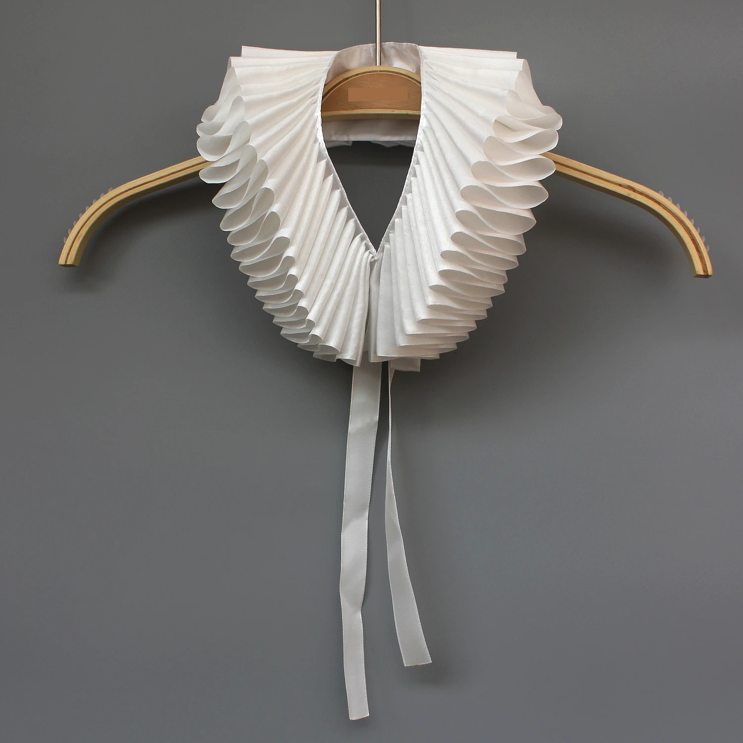 قطعة واحدة من ياقة كاذبة للسيدات من عصر النهضة المكشكشة. إنها كلاسيكية وجميلة ذات نوعية جيدة ومناسبة للربيع والخريف