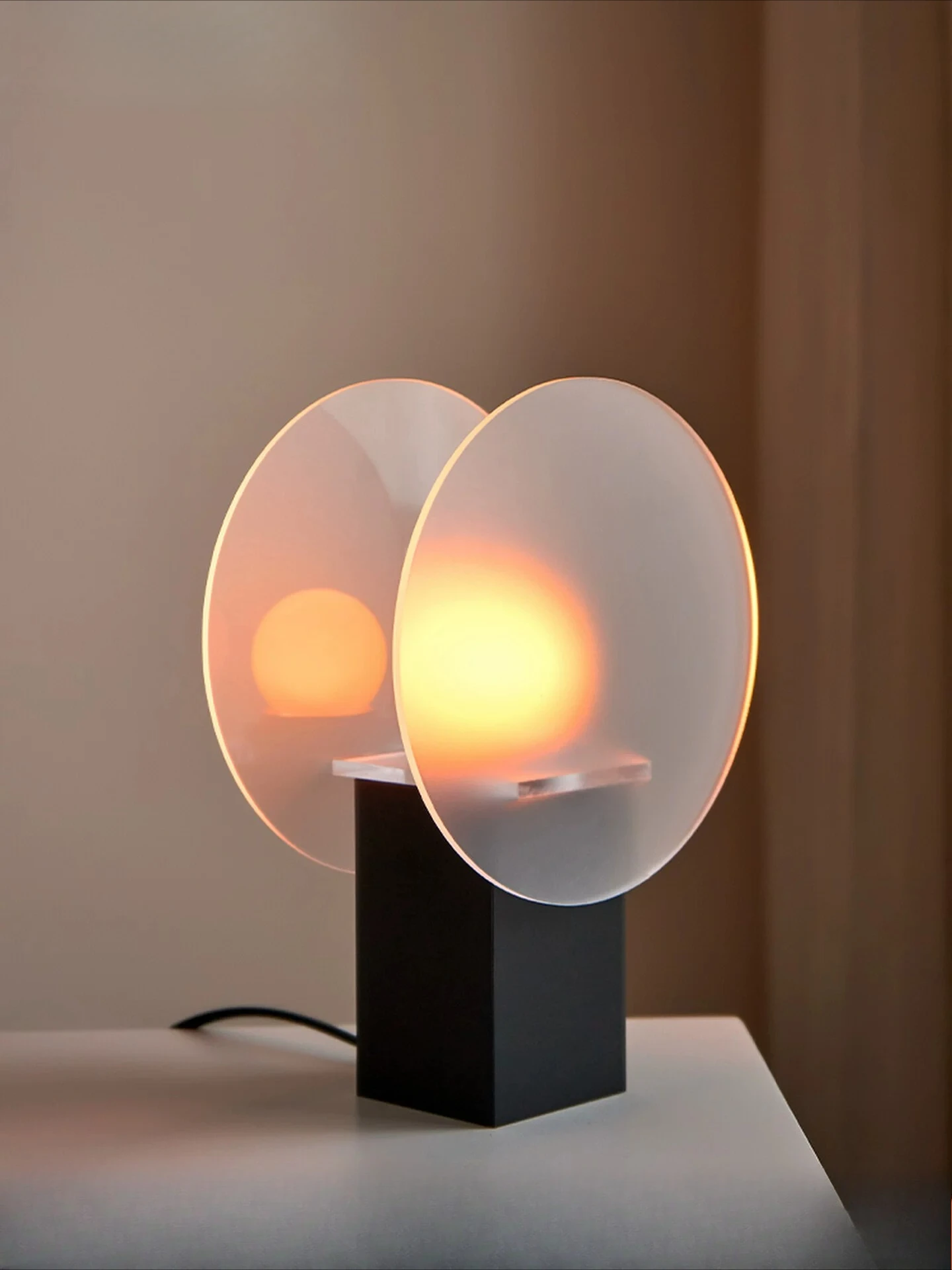 Decorative desk lamp, bedroom simple modern creative personality decorative lamp, high-end desktop acrylic bedside atmosphere
