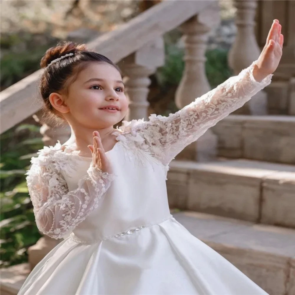 

Flower Girl Dresses Kids Luxury Princess White Satin Gown Long Hallucinatory Sleeves Lace With Bow Wedding Evening Communion