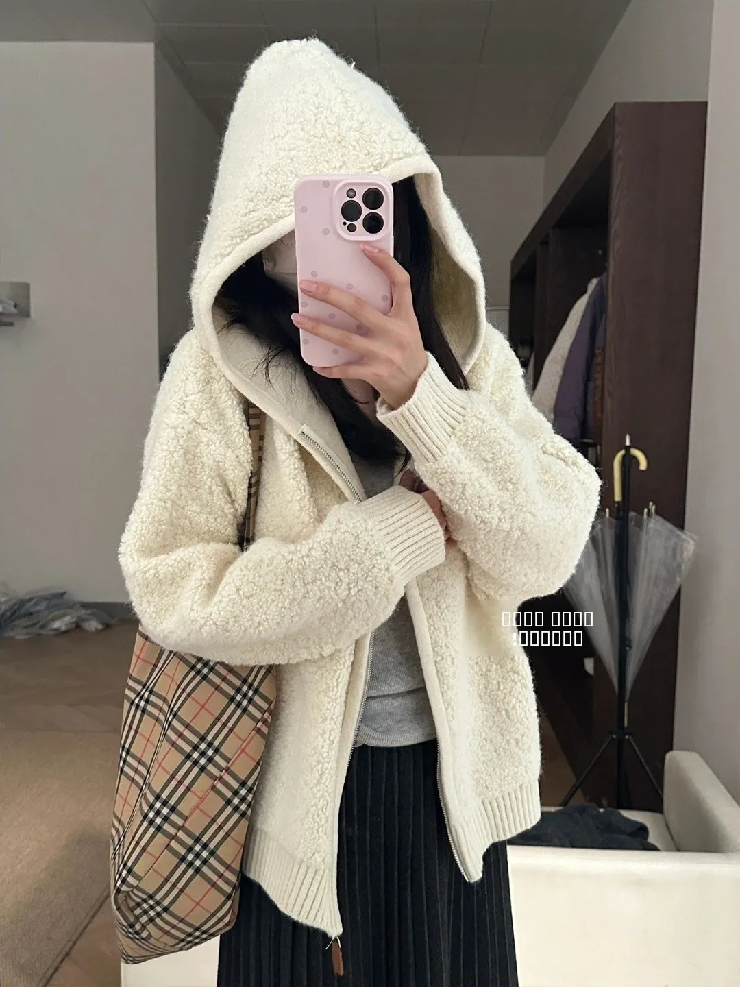 

Белый вязаный кардиган из овечьей шерсти на молнии с капюшоном для женщин, осенне-зимняя верхняя одежда, стильный и комфортный...