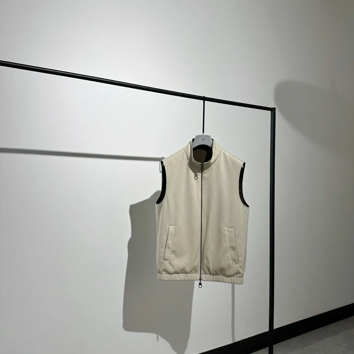 Luxury and simple double-sided!! Double-sided bomber jacket, the sleeveless style of the iconic double-sided bomber jacket