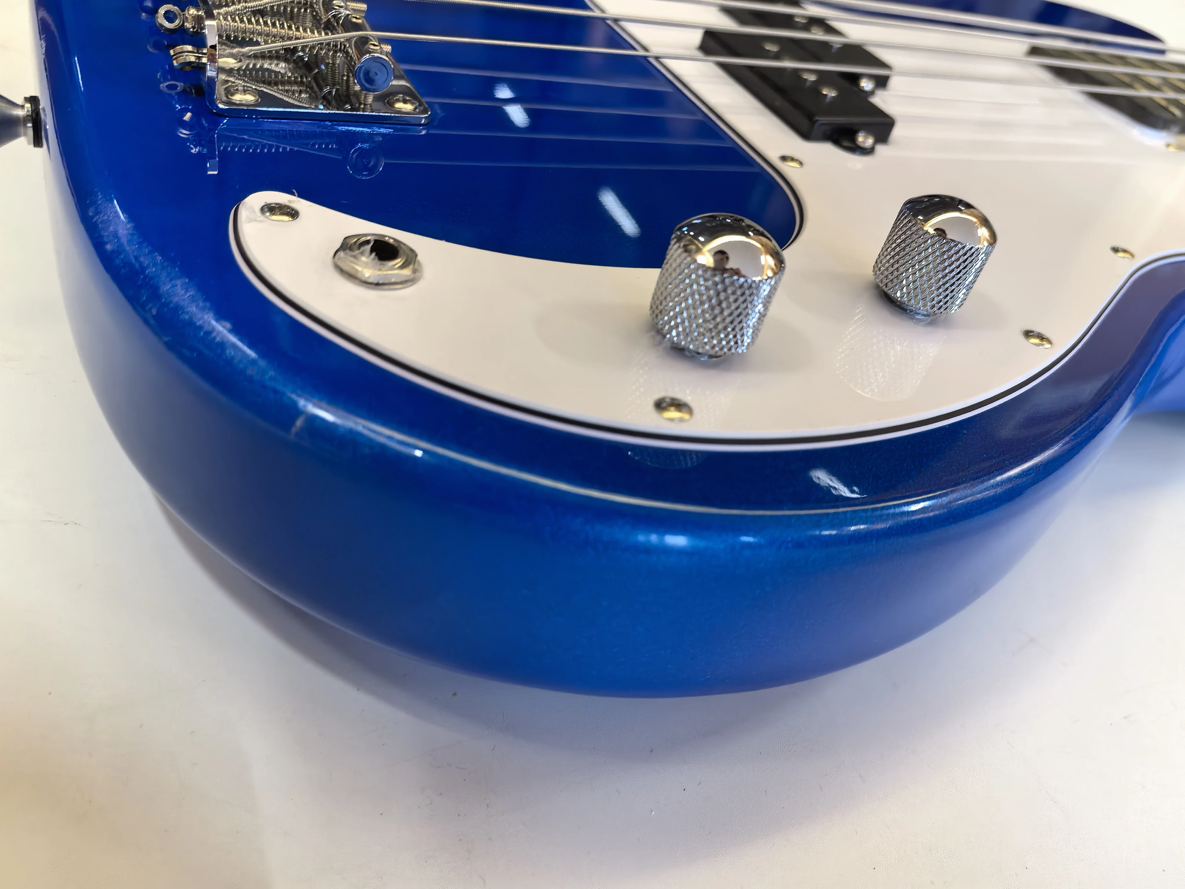 Sample processing: 4-string bass, color customizable