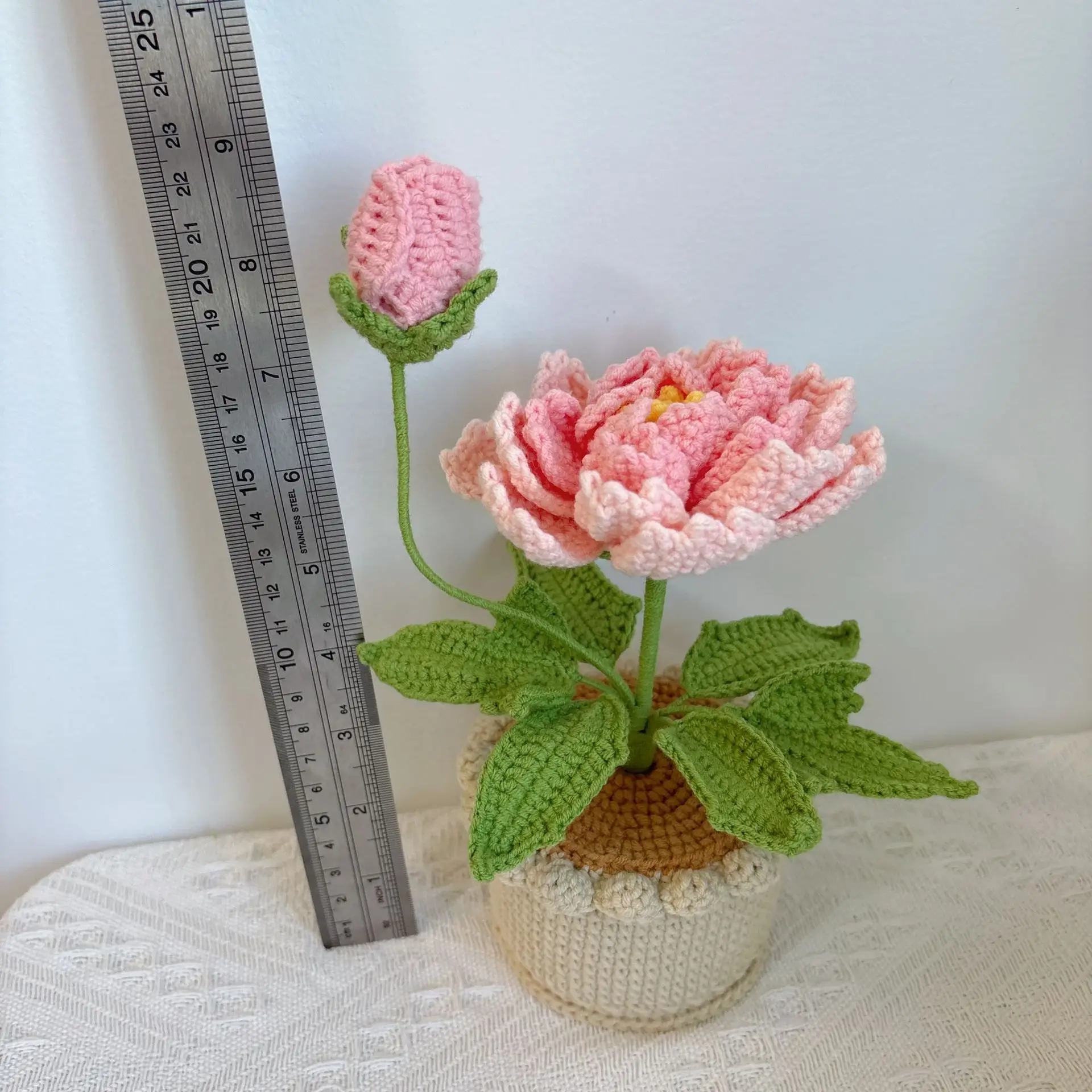 Kreativer gestrickter Pfingstrosen-Blumentopf, handgewebte Pfingstrosen-Häkelblume im Topf, Dekoration für Schreibtisch und Bücherregal, Geschenk – Detail 1