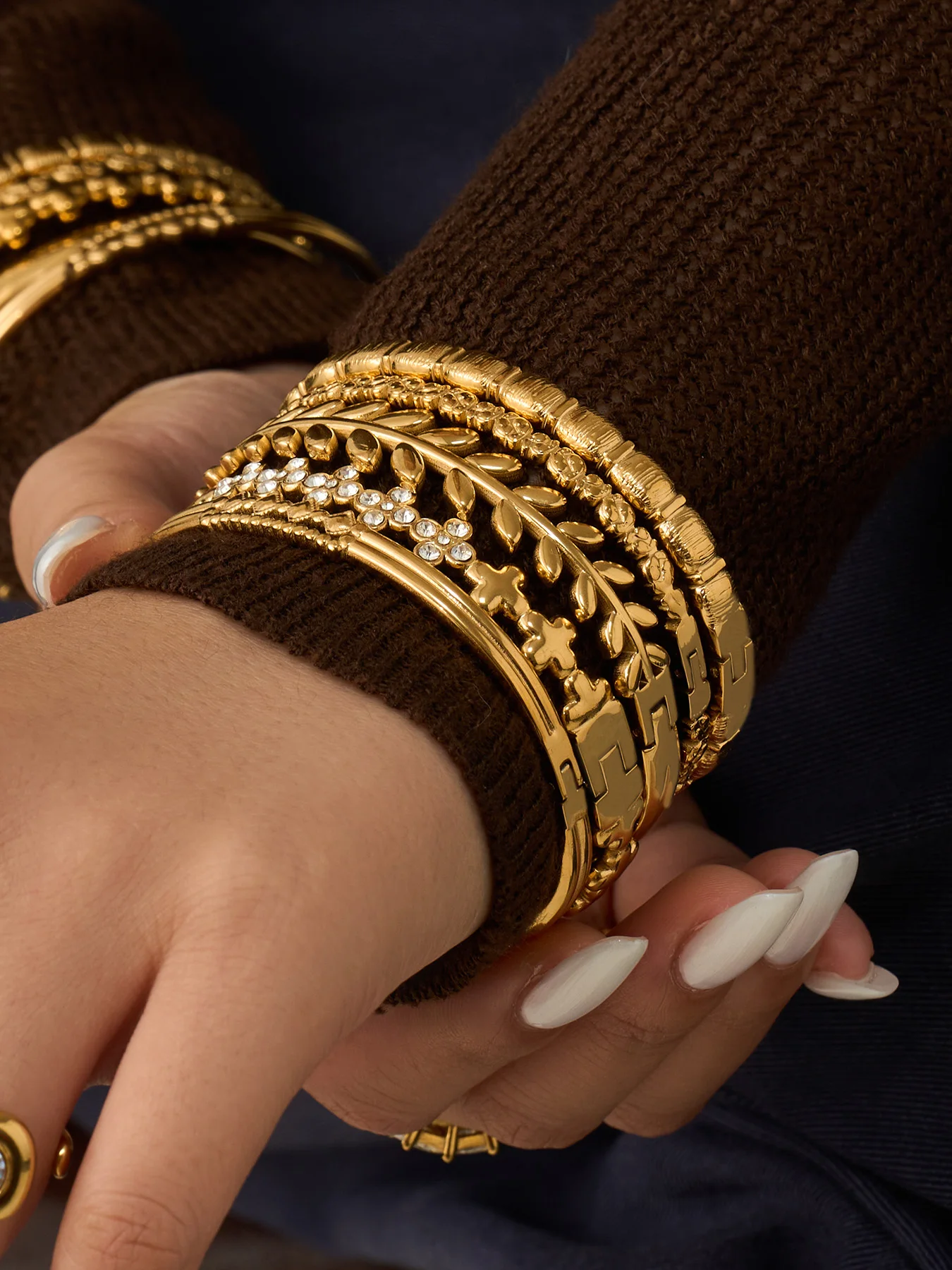 Statement-Blatt-Armreifen, Zirkon-Blumen-Armreifen, 18k vergoldete Edelstahl-Armreifen, strukturierte Armbänder für Damen – Detail 4