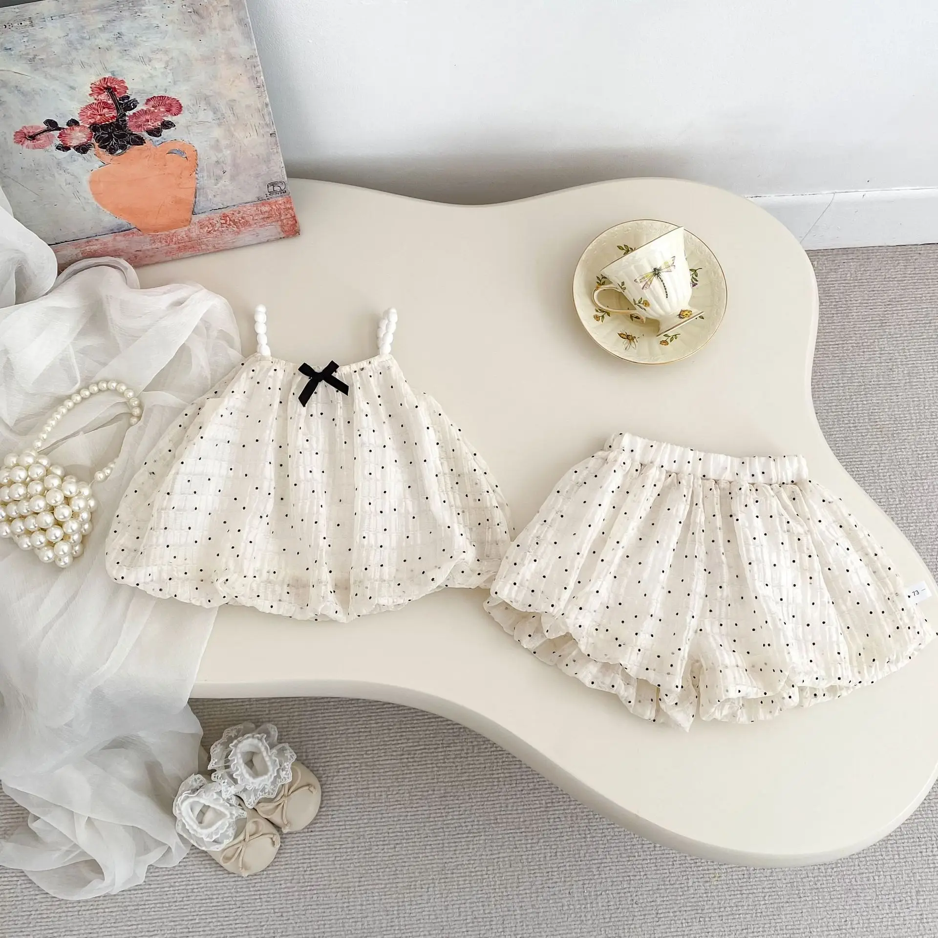 2025 Sommer Baby Mädchen Welle Punkt Strap Blume Knospe Top Shorts Zwei Stück Set Süße Schönheit Kinder Hundert Tag ein Jahr alt Set