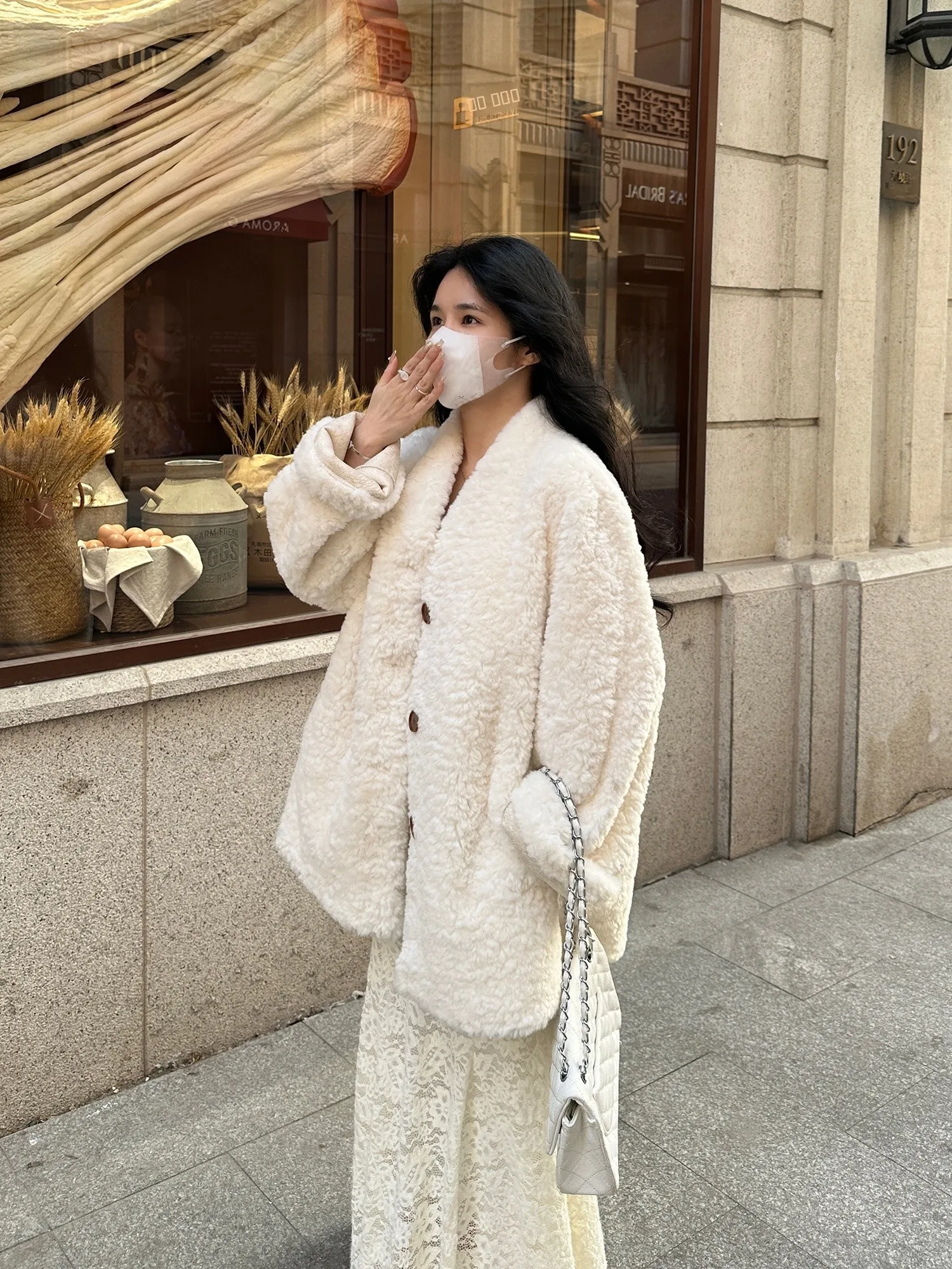 

Корейское зимнее пальто из искусственного меха с V-образным вырезом для женщин, свободного кроя, средней длины, не объемное, экологичное, белое, стройнящее