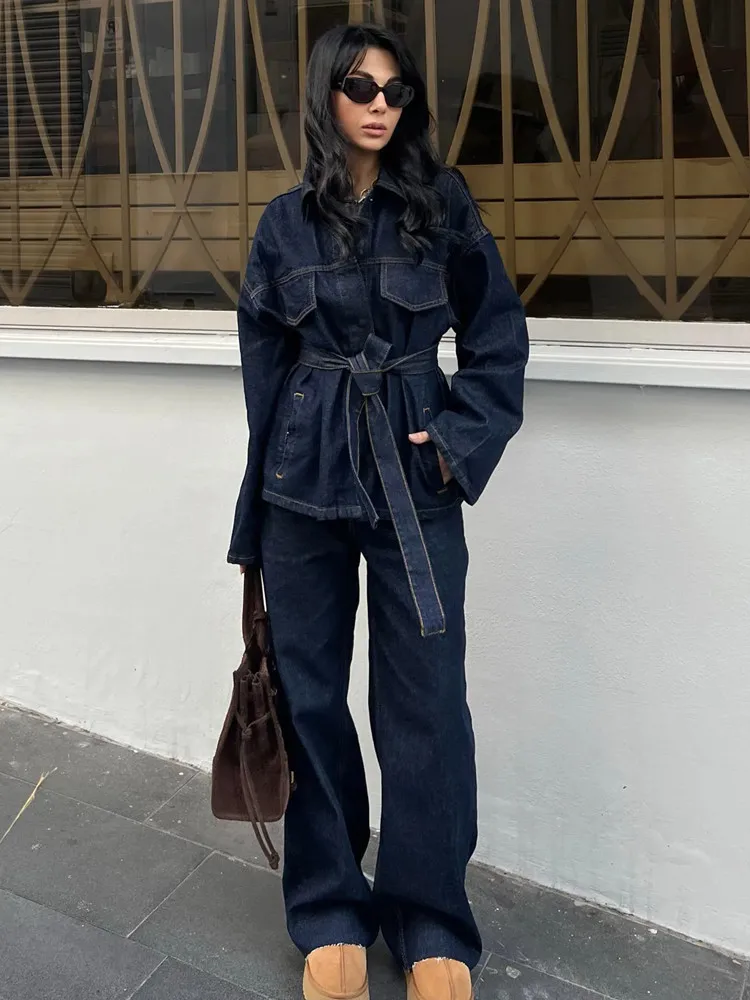 سترة RARA 2025 النسائية ذات الأكمام الطويلة بحزام من قماش الدنيم مقترنة مع مجموعة أزياء متطابقة بنطال ذو قصة أرجل واسعة لمظهر أنيق