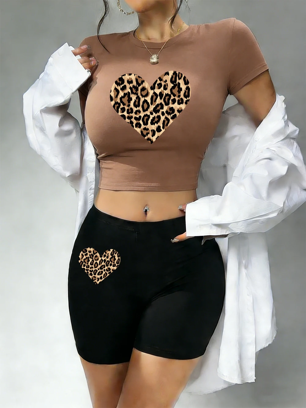 

Модный комплект из двух предметов: укороченная футболка и шорты с леопардовым принтом в форме сердца, женский, облегающий, с круглым вырезом, высокоэластичный, мягкий