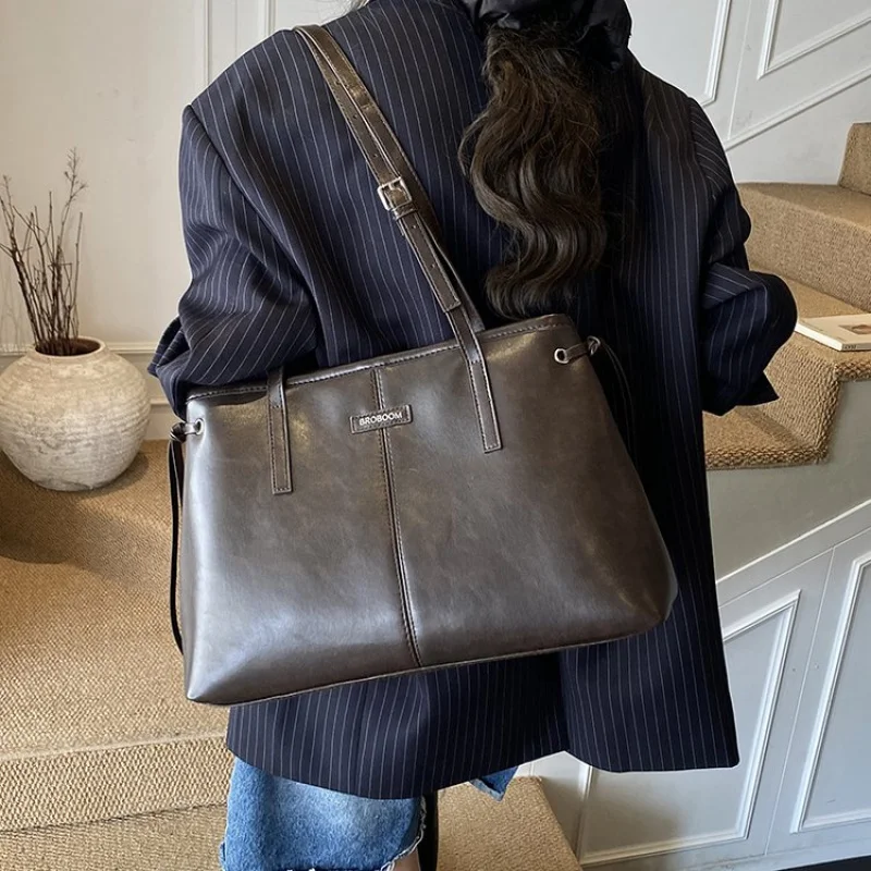 

Women's Messenger Bag Made Of Goatskin Leather Featuring High-End Luxembourg Casual Neat Lightweight Daily Look