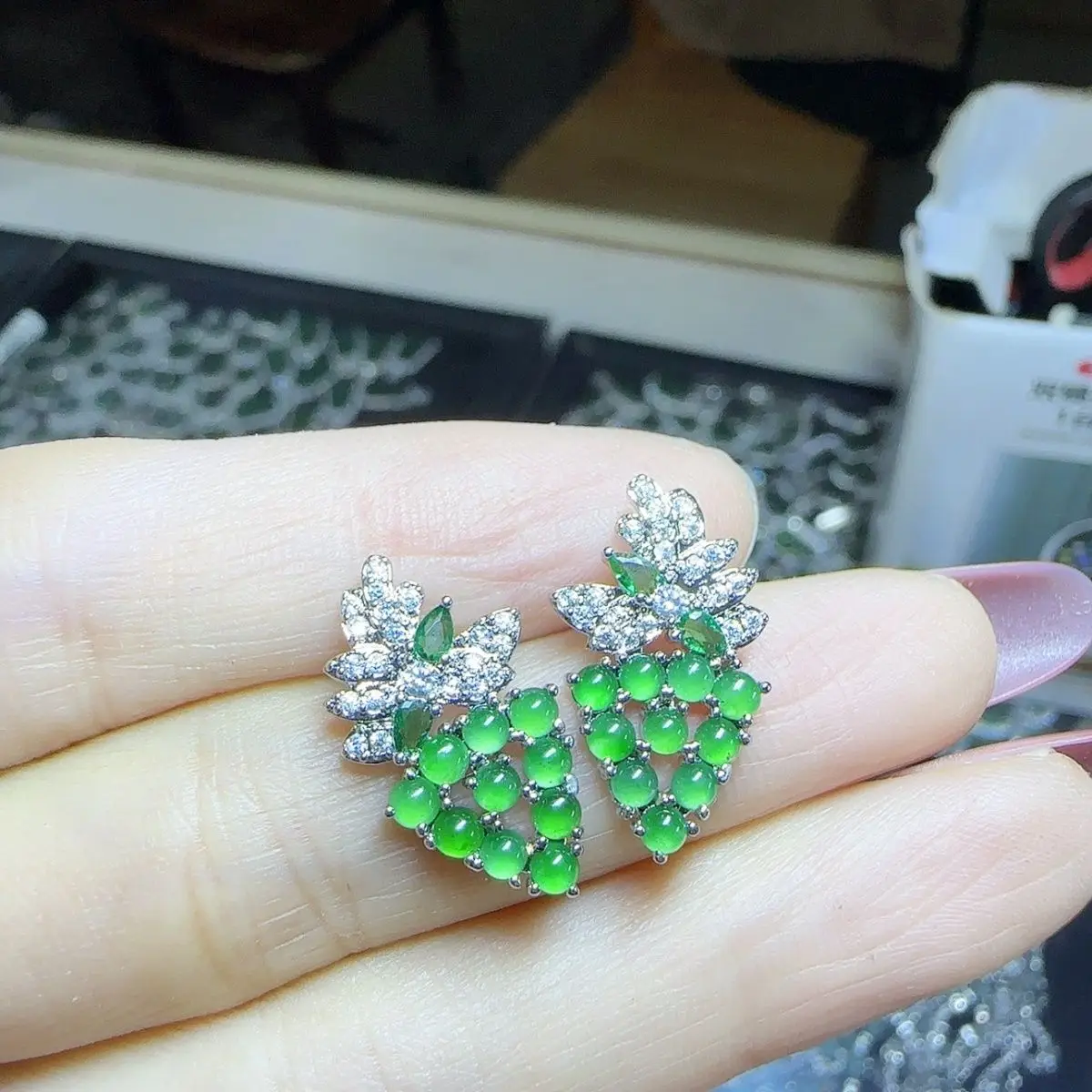 

Natural A jadeite ice green egg surface strawberry stud earrings (choose one of the best in diversity)