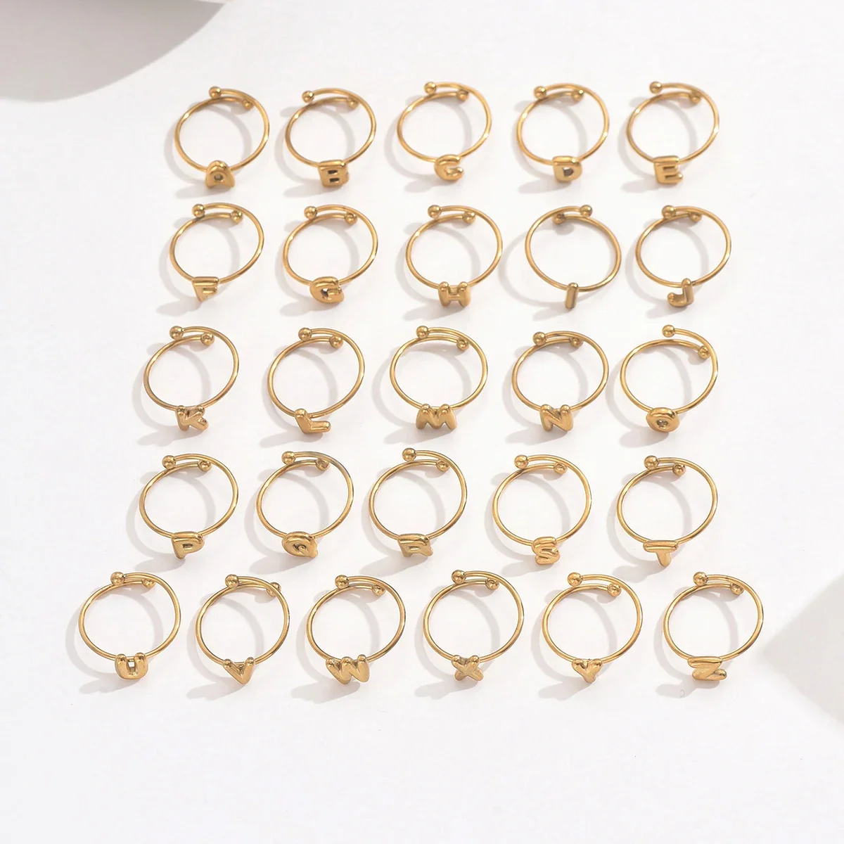 

Современное кольцо с алфавитом из нержавеющей стали, позолоченное 18 карат, с зеркальной полировкой, сферические акценты, гипоаллергенные ювелирные изделия, полные буквы A-Z