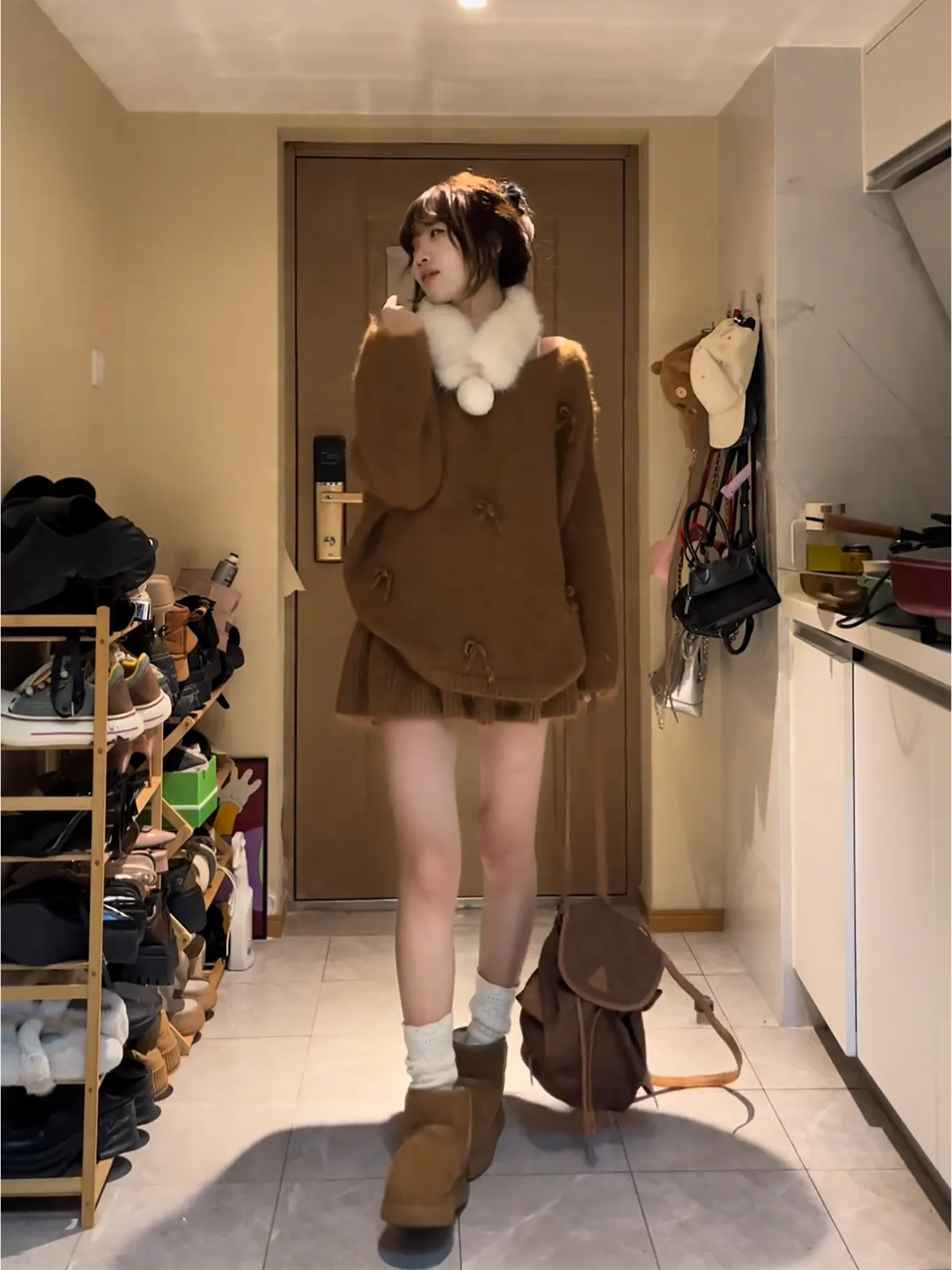 

Шикарный зимний комплект одежды с трикотажем и юбкой с меховым воротником и бантом. Женский комплект.