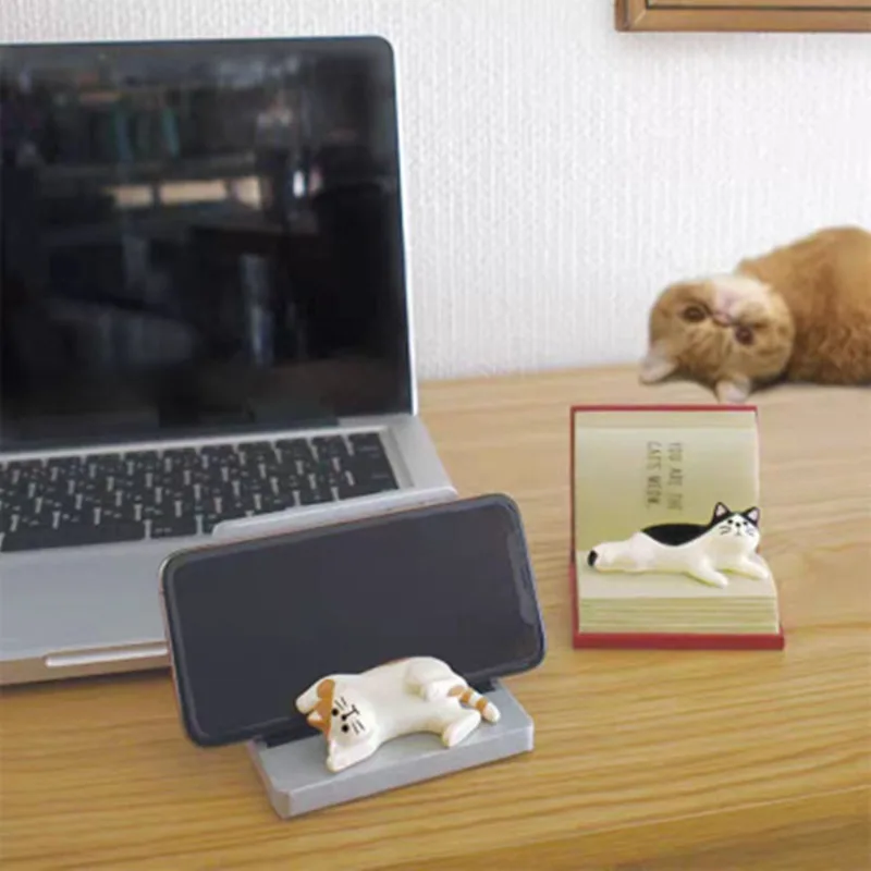 1pc Creative Three‑Cat Book Shaped Phone Stand Miniature Craft Ornament Cute Desktop Decor Accessory for Home Desk Decoration