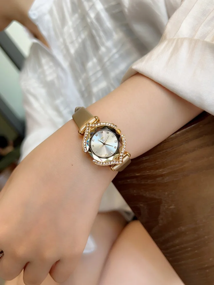 ساعة جديدة مدمجة وأنيقة بحزام من المشمش الناعم، ساعة كوارتز للسيدات سطح قشرة مقطوعة بالكريستال #2