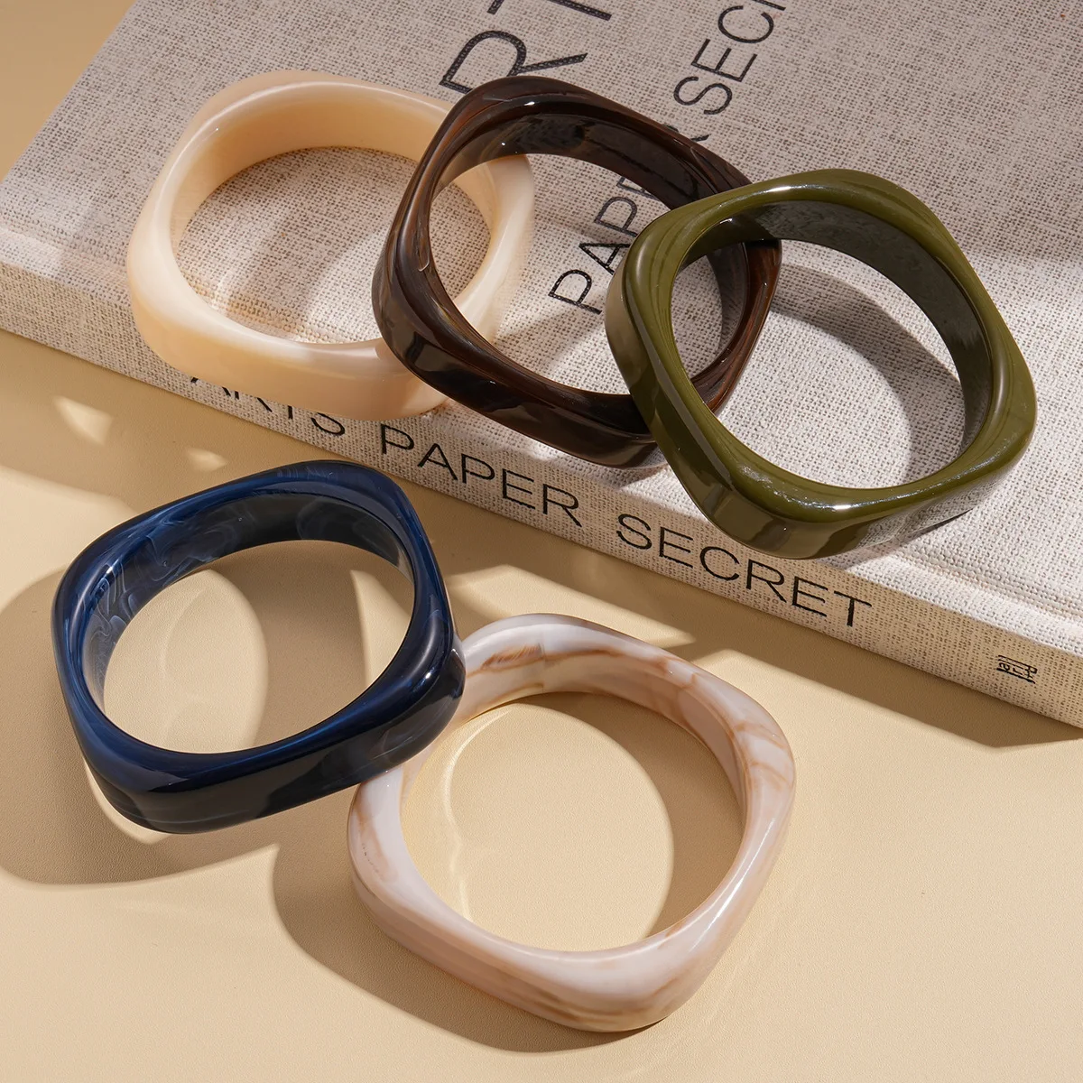 كبير مربع جولة الاكريليك الراتنج أساور للنساء الرجال مكتنزة خمر Smuding الكفة الأساور العصرية مأدبة السفر مجوهرات بسيطة F