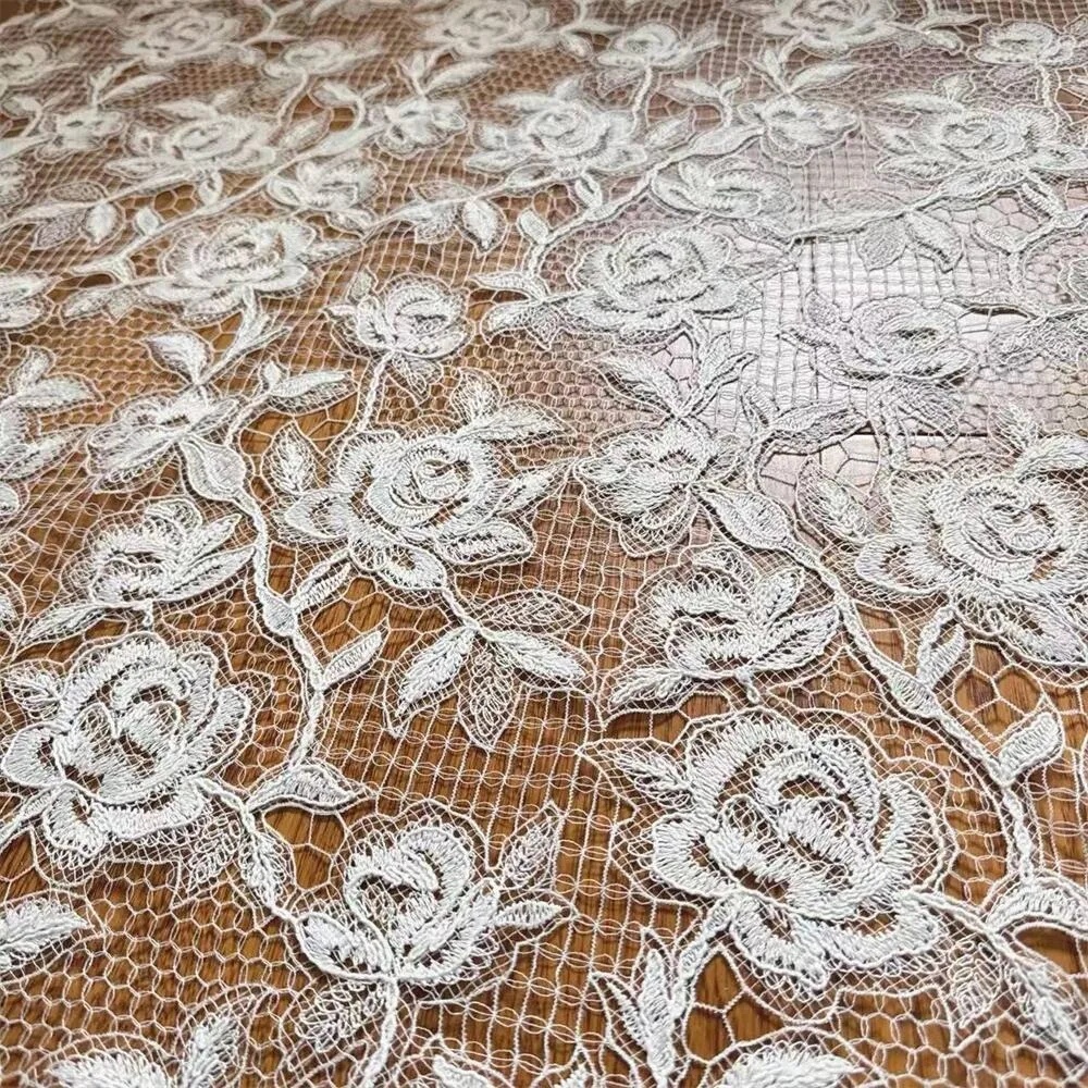 Großflächiger Hohler Rosen-Spitzenstoff, Kleiner Pailletten-Modestoff für Kleider, Französischer Blumen-Nähstoff – Detail 3