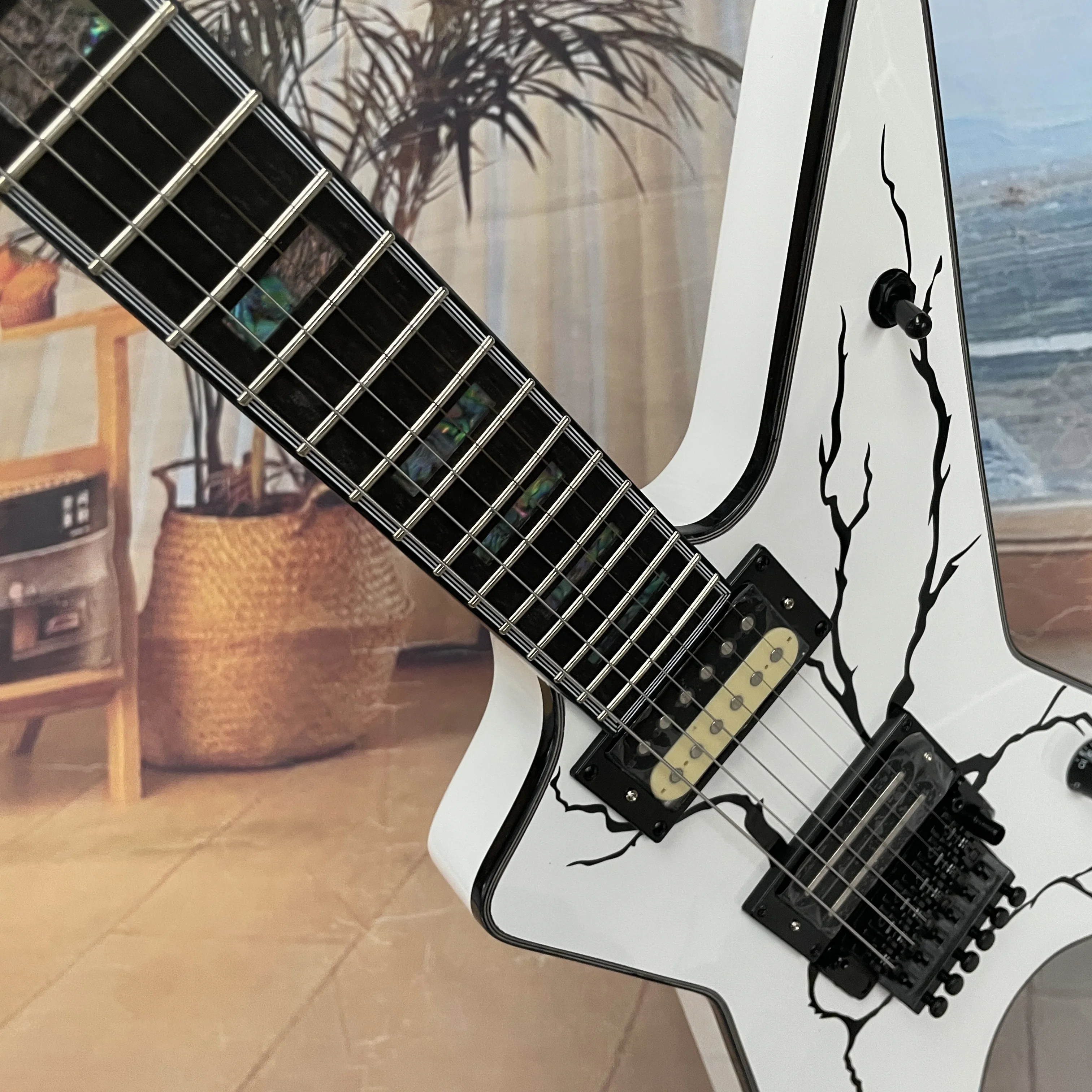 جيتار كهربائي أبيض بستة أوتار  - مراجعة Electric Guitar Beginner وسعره