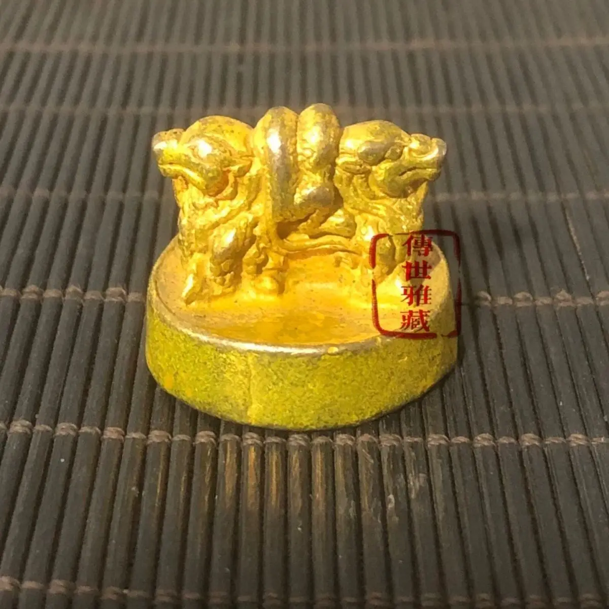 Antique miscellaneous Double auspicious Beast Pixiu Seal Solid Gilded Seal Carving Desktop Scale Old Object