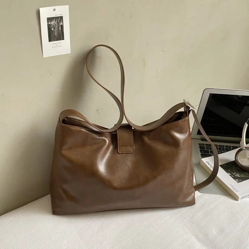 حقيبة يد نسائية مصنوعة من جلد البوبكات المطبوع تتميز بمظهر عصري يومي وواسع وناعم #4