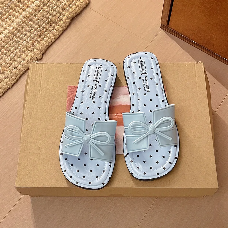 Damen Sommer Neuheit: Stylische Pantoletten mit Schleife, niedrigem Blockabsatz, Polka Dots und offener, eckiger Zehenpartie – Detail 6